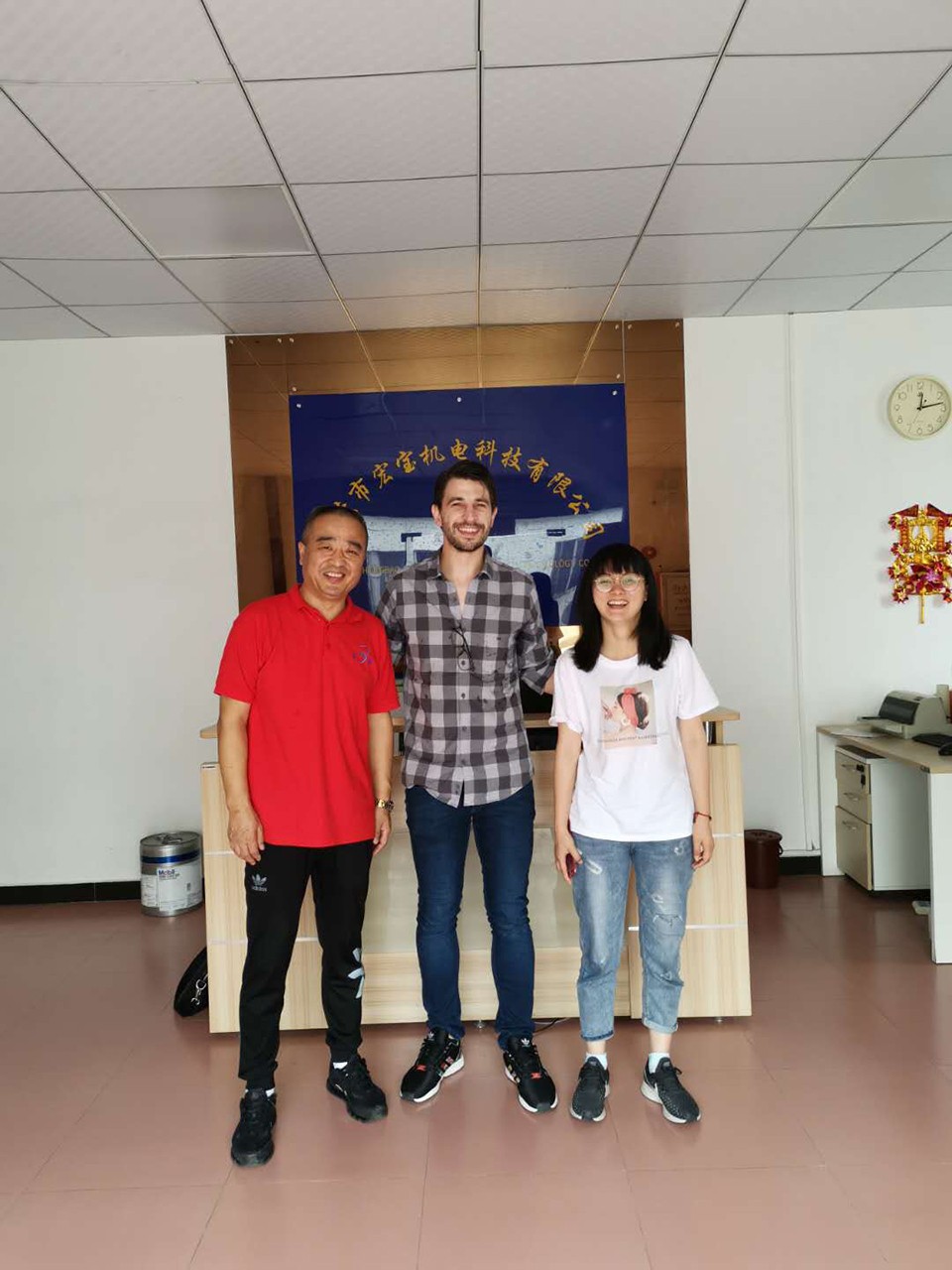 19年展會(huì )過(guò)后喜迎外國客戶(hù)來(lái)我公司咨詢(xún)