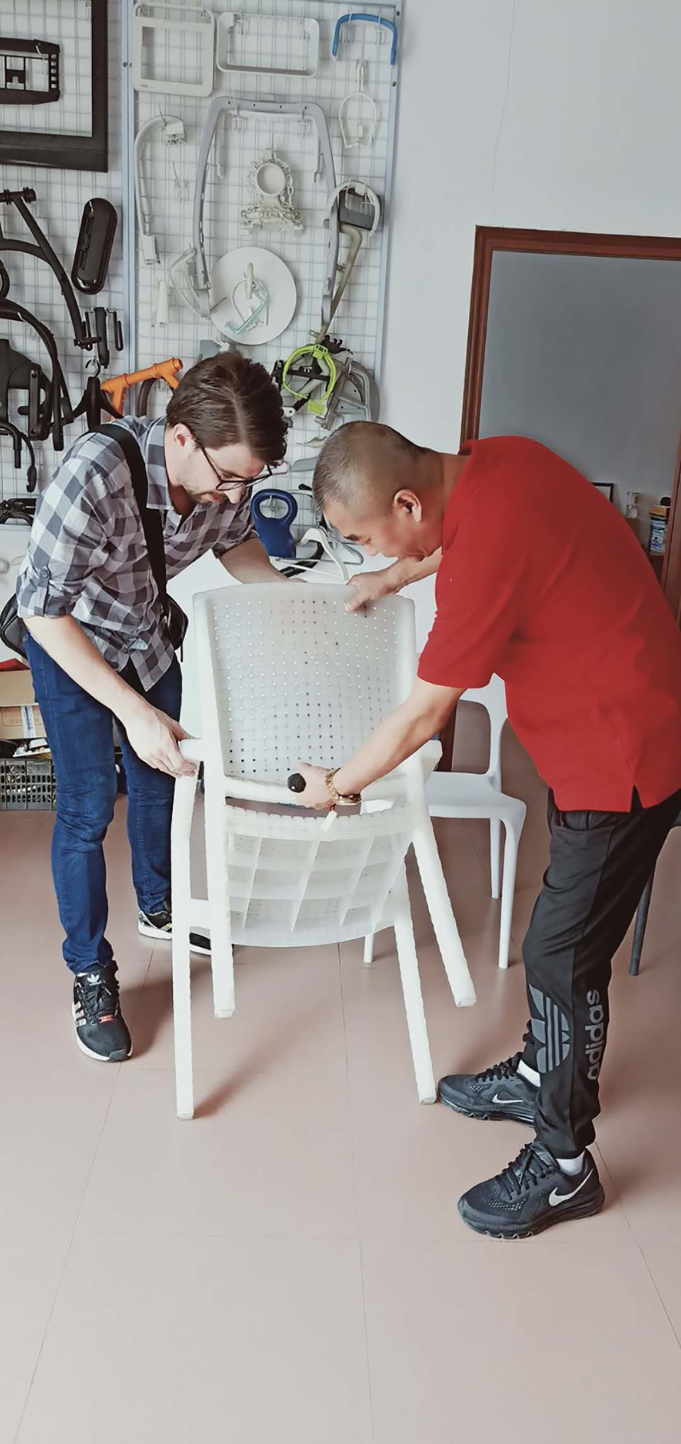 19年展會(huì )過(guò)后喜迎外國客戶(hù)來(lái)我公司咨詢(xún)